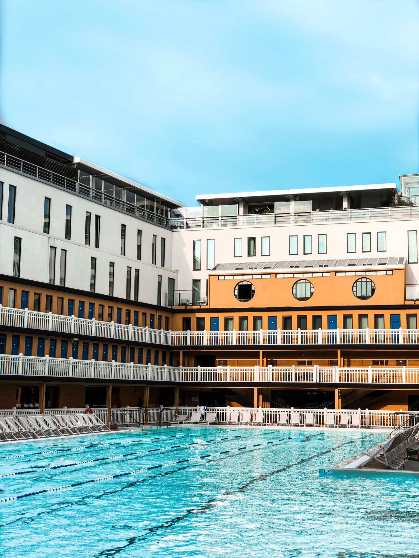 Piscina e área comum de edifício