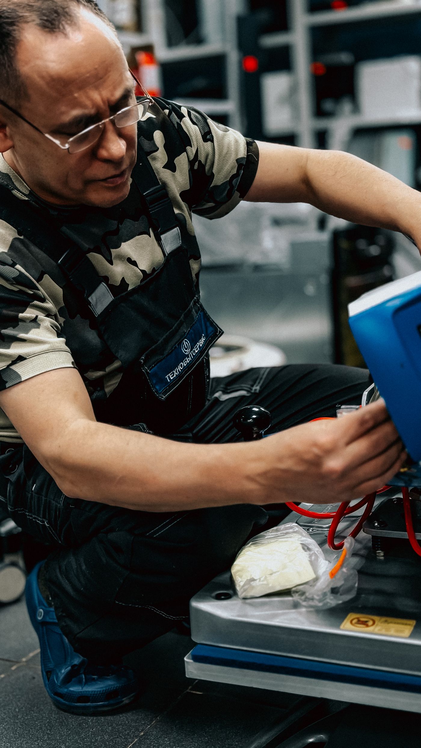 Técnico realizando manutenção em equipamento